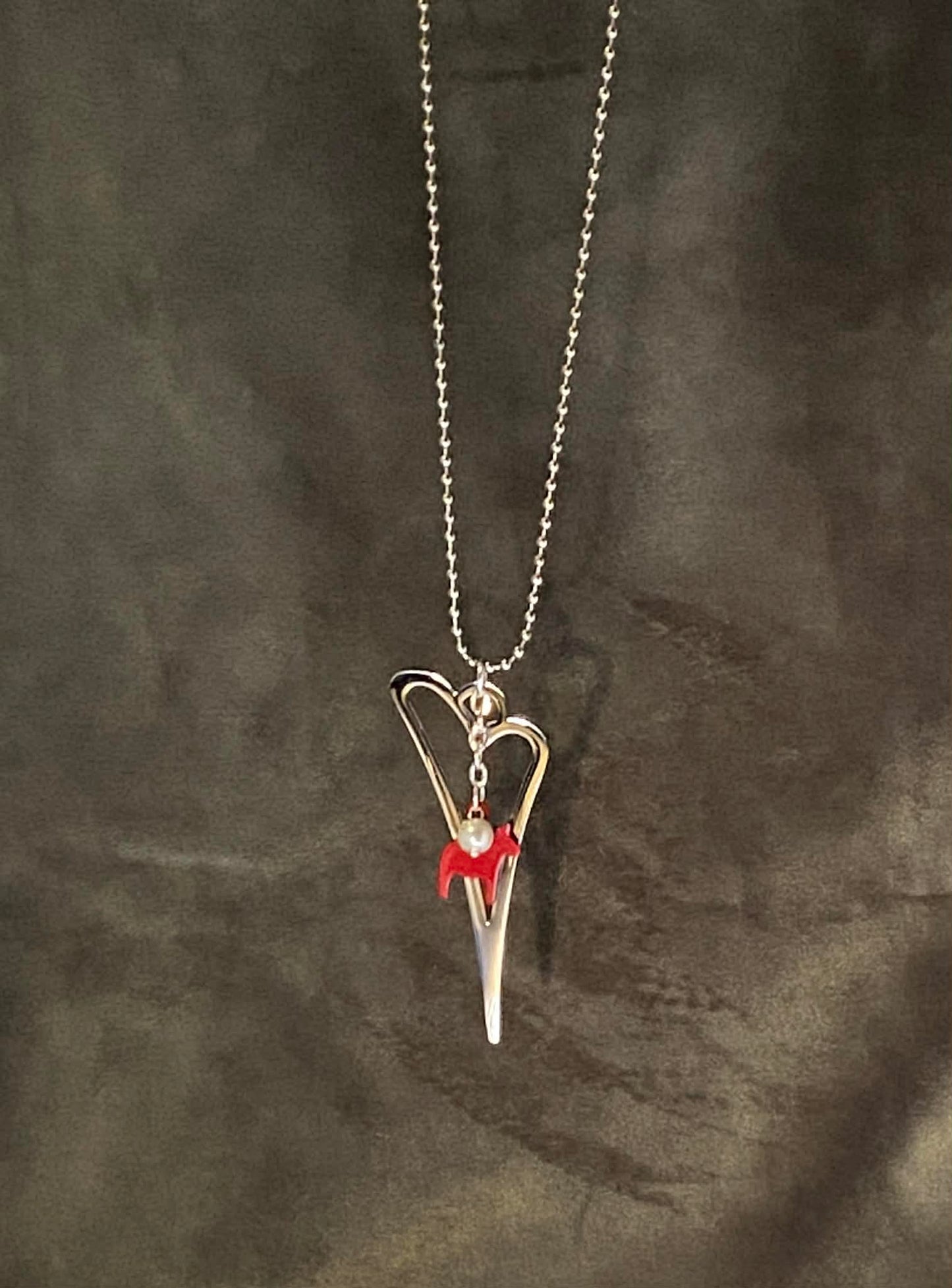 Halssmycke med hjärta och röd dalahäst