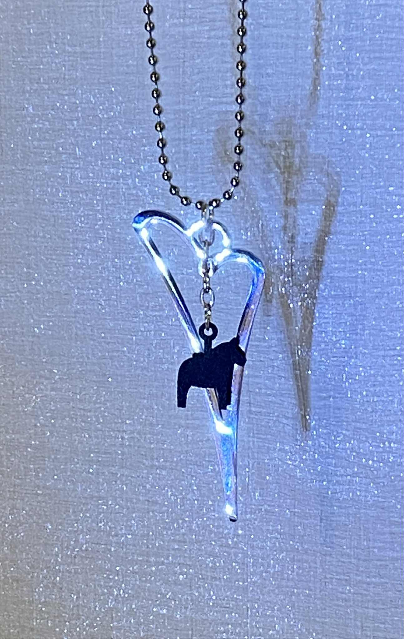 Halssmycke med hjärta och svart dalahäst
