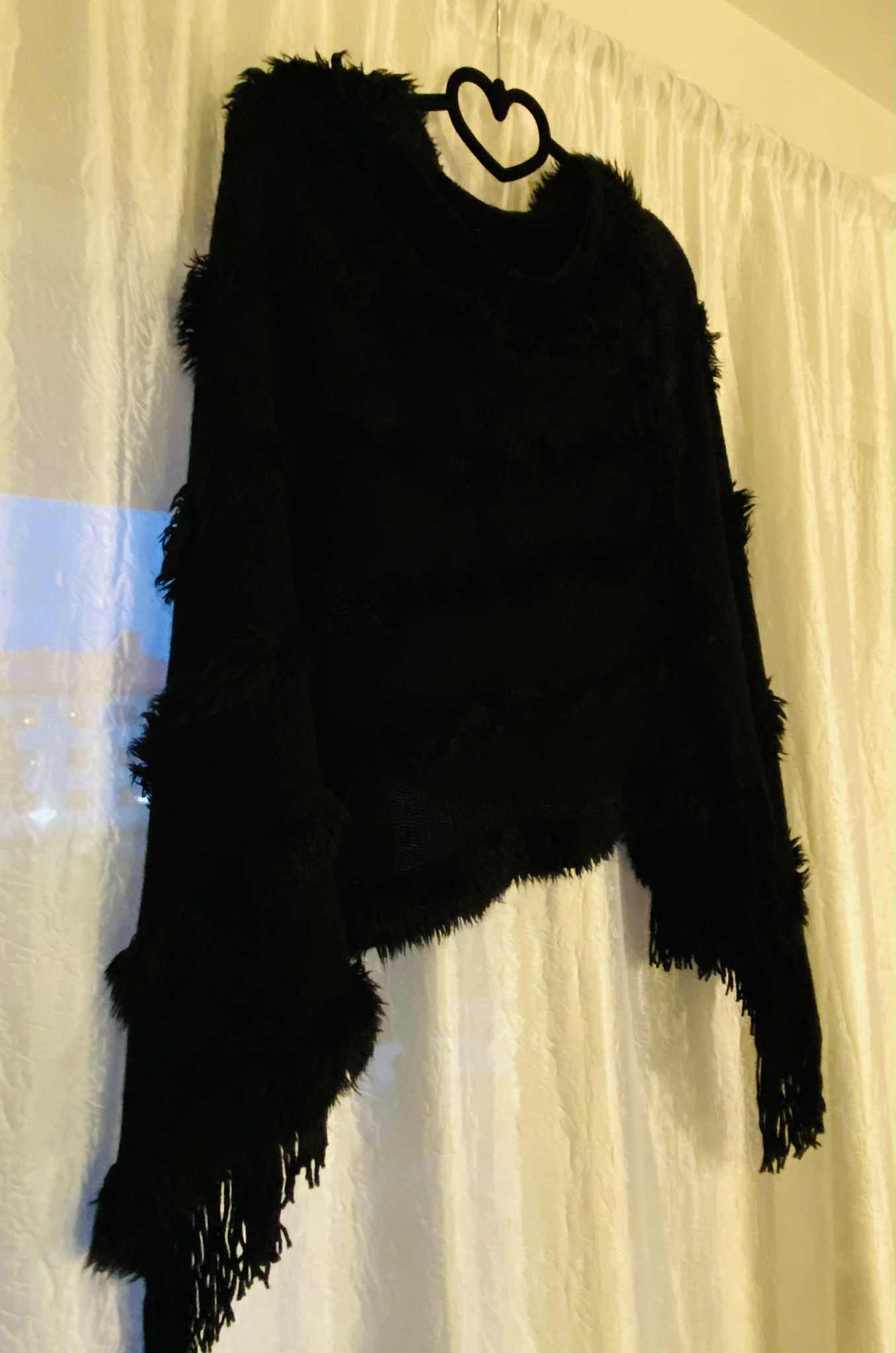 Svart poncho med fina detaljer