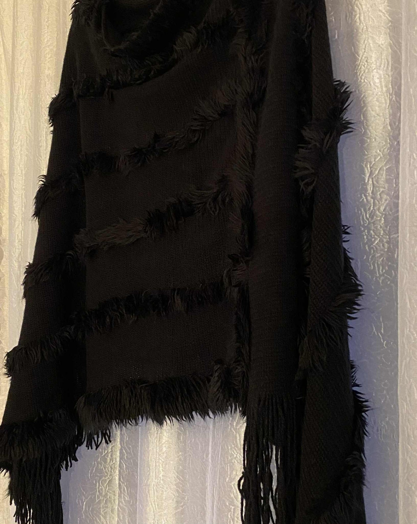 Svart poncho med fina detaljer