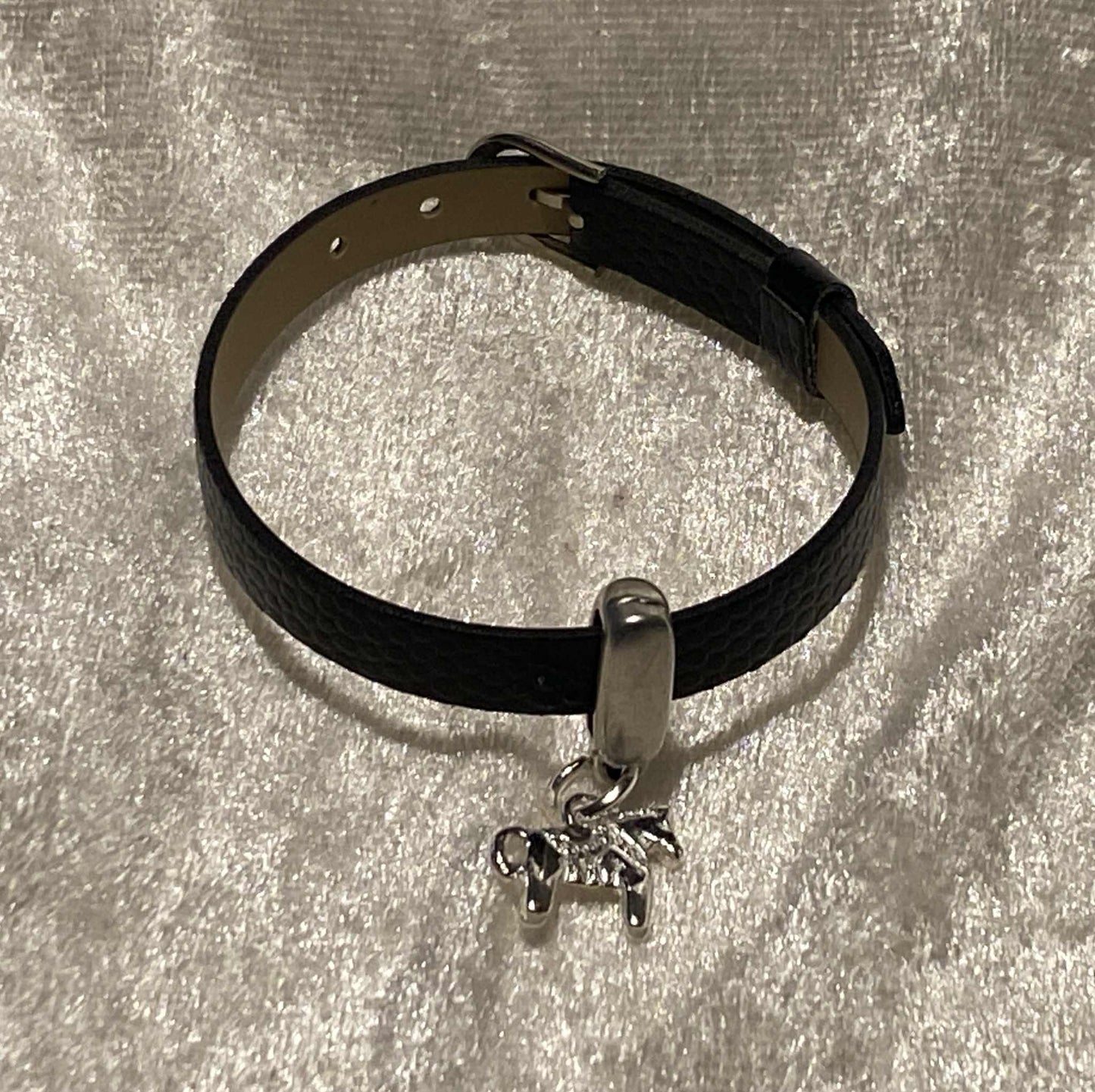 Armband i skinnimitation, med dalahäst