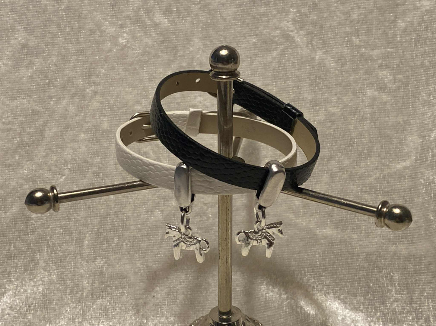 Armband i skinnimitation, med dalahäst