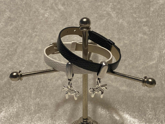 Armband i skinnimitation, med dalahäst