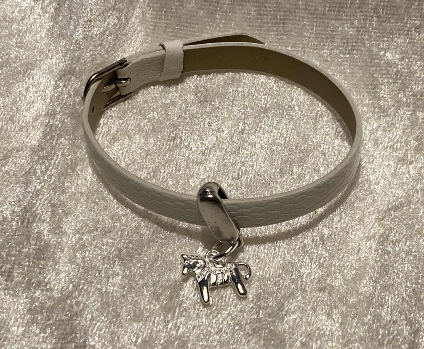 Armband i skinnimitation, med dalahäst