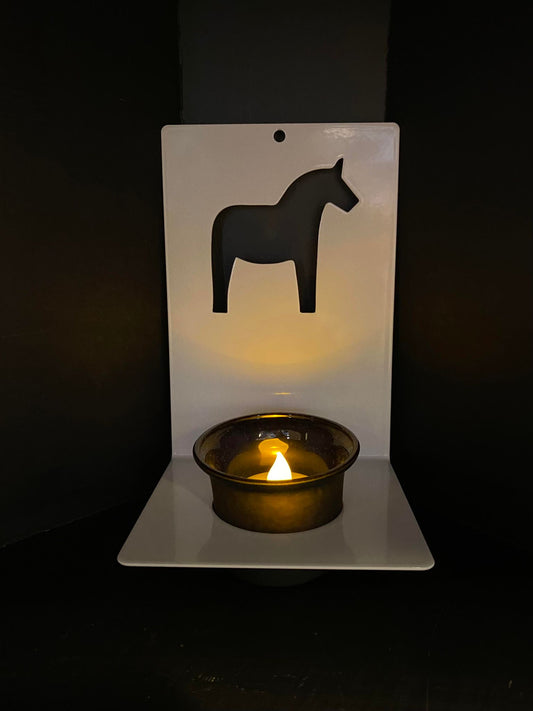 Vägglykta i plåt med dalahäst