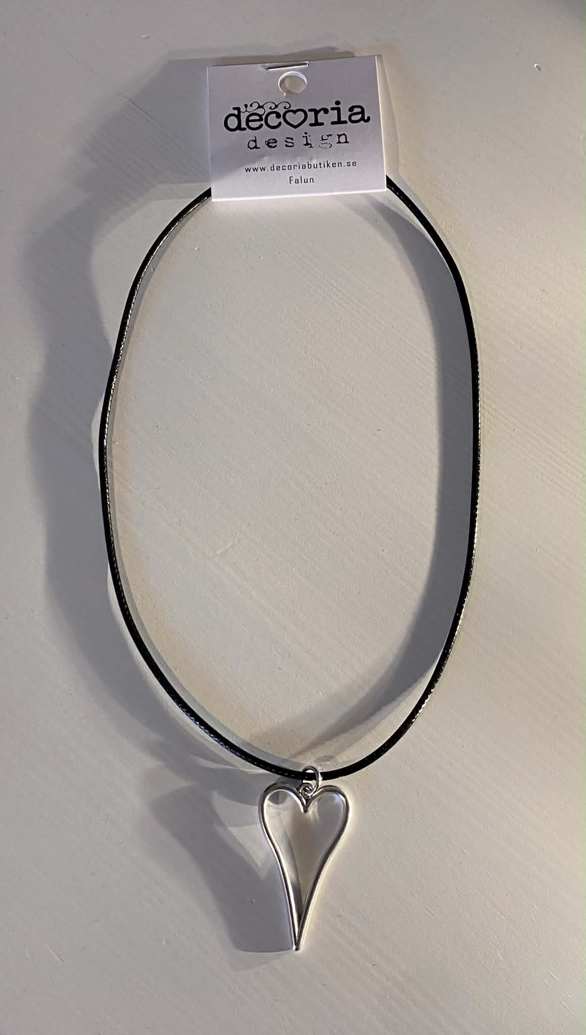 Halssmycke kort, med hjärta och svart band