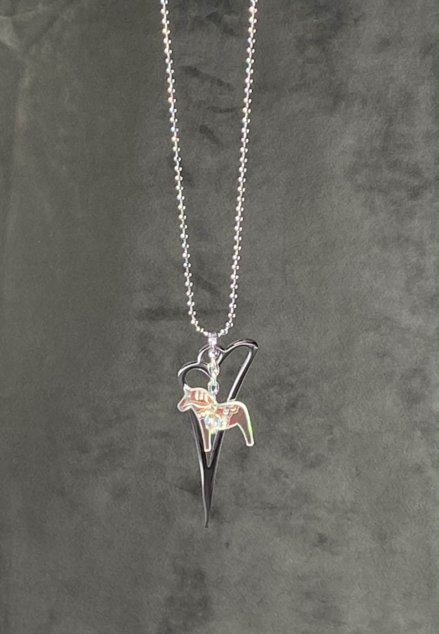 Halssmycke med hjärta och skimrande graverad dalahäst