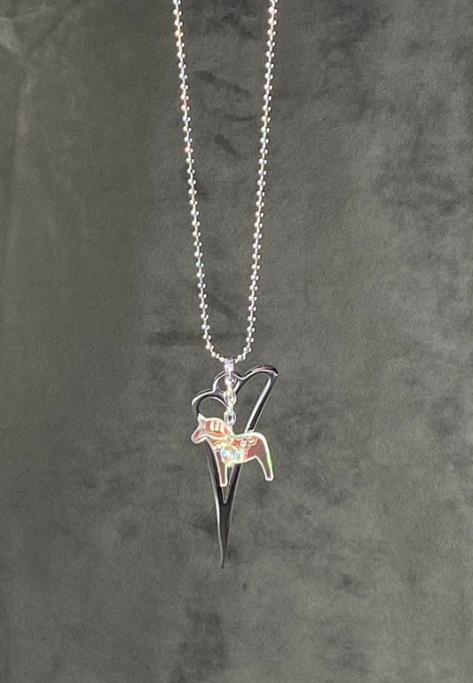 Halssmycke med hjärta och skimrande graverad dalahäst