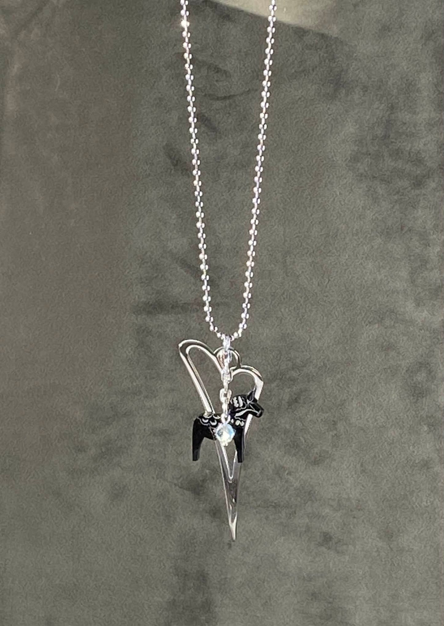 Halssmycke med hjärta och svart graverad dalahäst