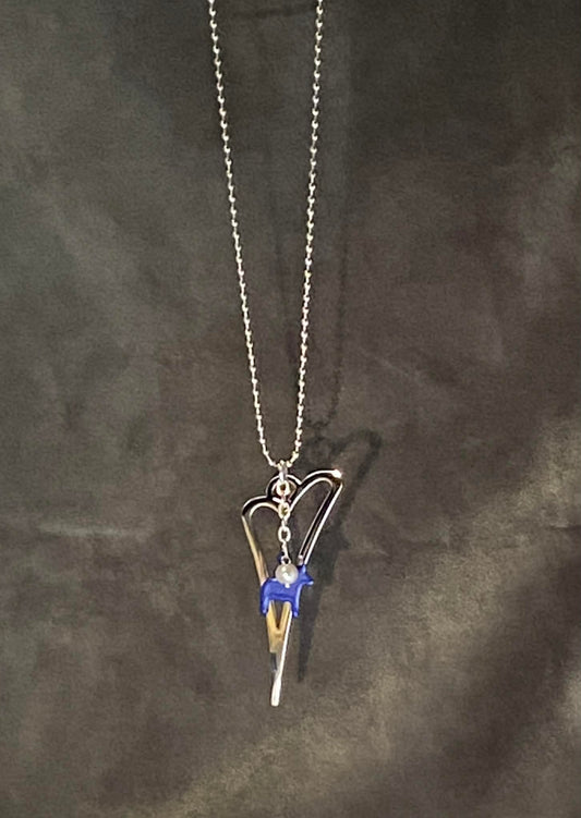 Halssmycke med hjärta och blå dalahäst