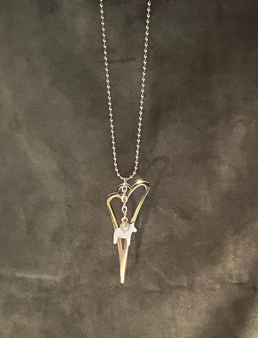 Halssmycke med hjärta och vit dalahäst