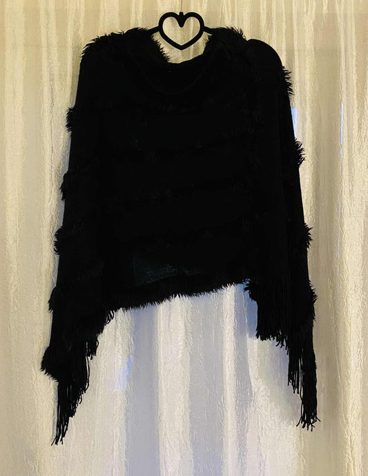 Svart poncho med fina detaljer